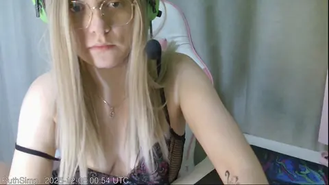 RuthSimp live snapshot on Server Cams from 俄罗斯